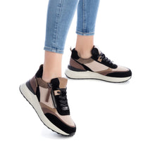 Load image into Gallery viewer, Carmela Leather Block Colour Trainers - Black
