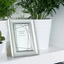 Load image into Gallery viewer, Holt 6x4 Photo Frame
